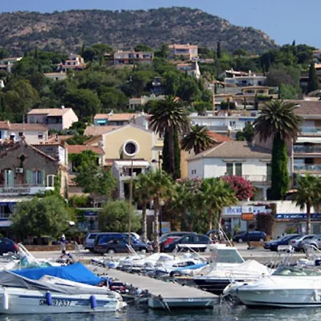 Sur Les Iles D'or Apartment *